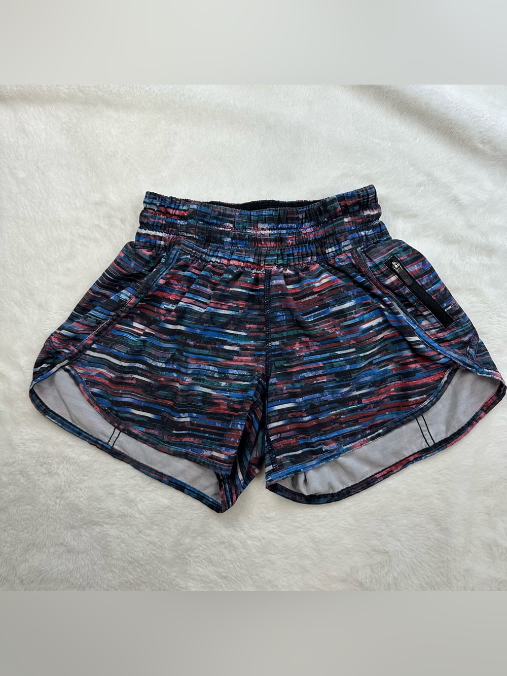Lululemon Tracker Short V 4" • Hinshu Alpine White Multi • Size 2